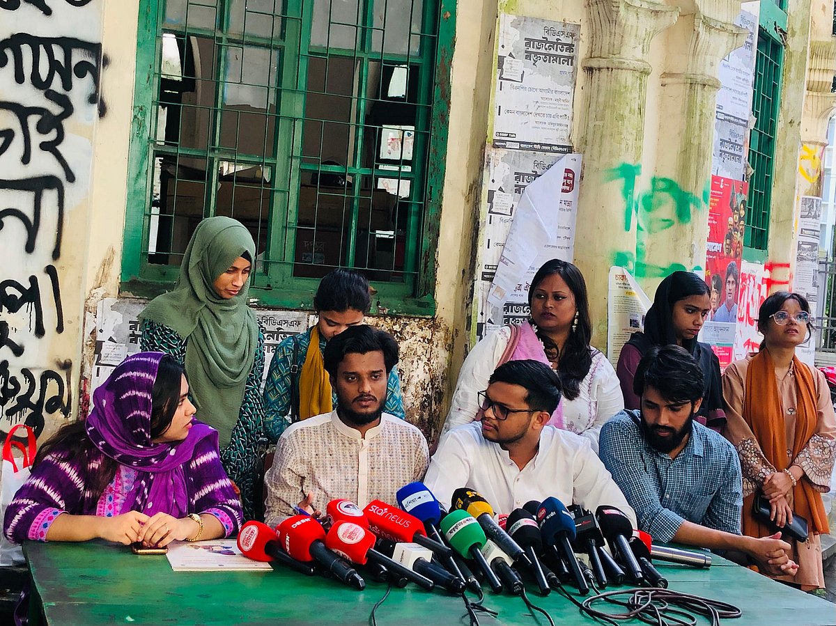 ঢাকা বিশ্ববিদ্যালয়ের মধুর ক্যানটিনে অনুষ্ঠিত সংবাদ সম্মেলনে বাংলাদেশ গণতান্ত্রিক ছাত্রসংসদের নেতারা। ১৪ আগস্ট ২০২৫