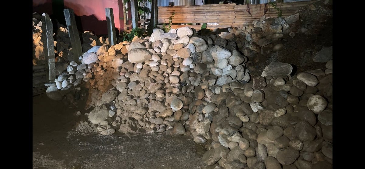 র‍্যাবের উদ্ধার করা পাথর। বৃহস্পতিবার সন্ধ্যায় রাজধানীর ডেমরার সারুলিয়ায়