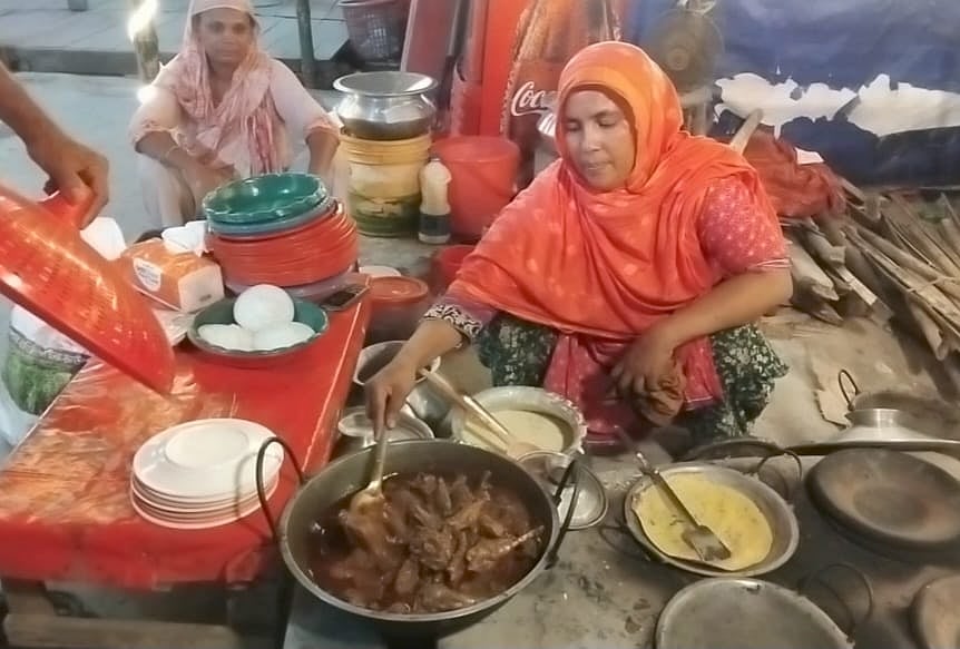 মাটির চুলায় রান্না হচ্ছে দেশি হাঁস। এই হাঁসের মাংসের জন্যই বিখ্যাত নীলা মার্কেট এলাকা। গতকাল বৃহস্পতিবার সন্ধ্যায় তোলা