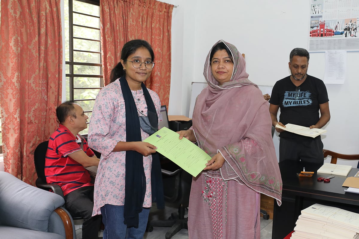 ডাকসু নির্বাচনে অংশ নিতে মনোনয়ন ফরম সংগ্রহ করছেন একজন প্রার্থী। ঢাকা, ১৪ আগস্ট