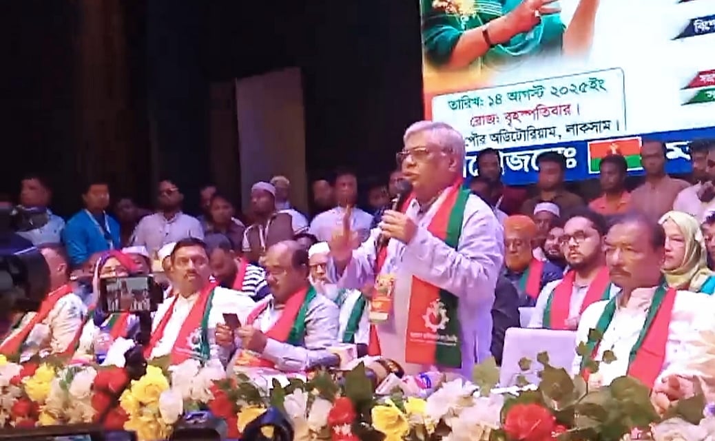 কুমিল্লার লাকসামে স্থানীয় বিএনপির সম্মেলনে প্রধান অতিথির বক্তব্য দেন বরকতউল্লা বুলু। বৃহস্পতিবার দুপুরে লাকসাম পৌরসভা মিলনায়তনে