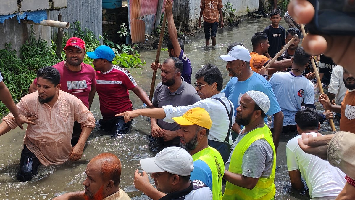 খাল খনন কর্মসূচিতে বিএনপির নেতারা। আজ বৃহস্পতিবার কুমিল্লা নগরের শুভপুর এলাকায়