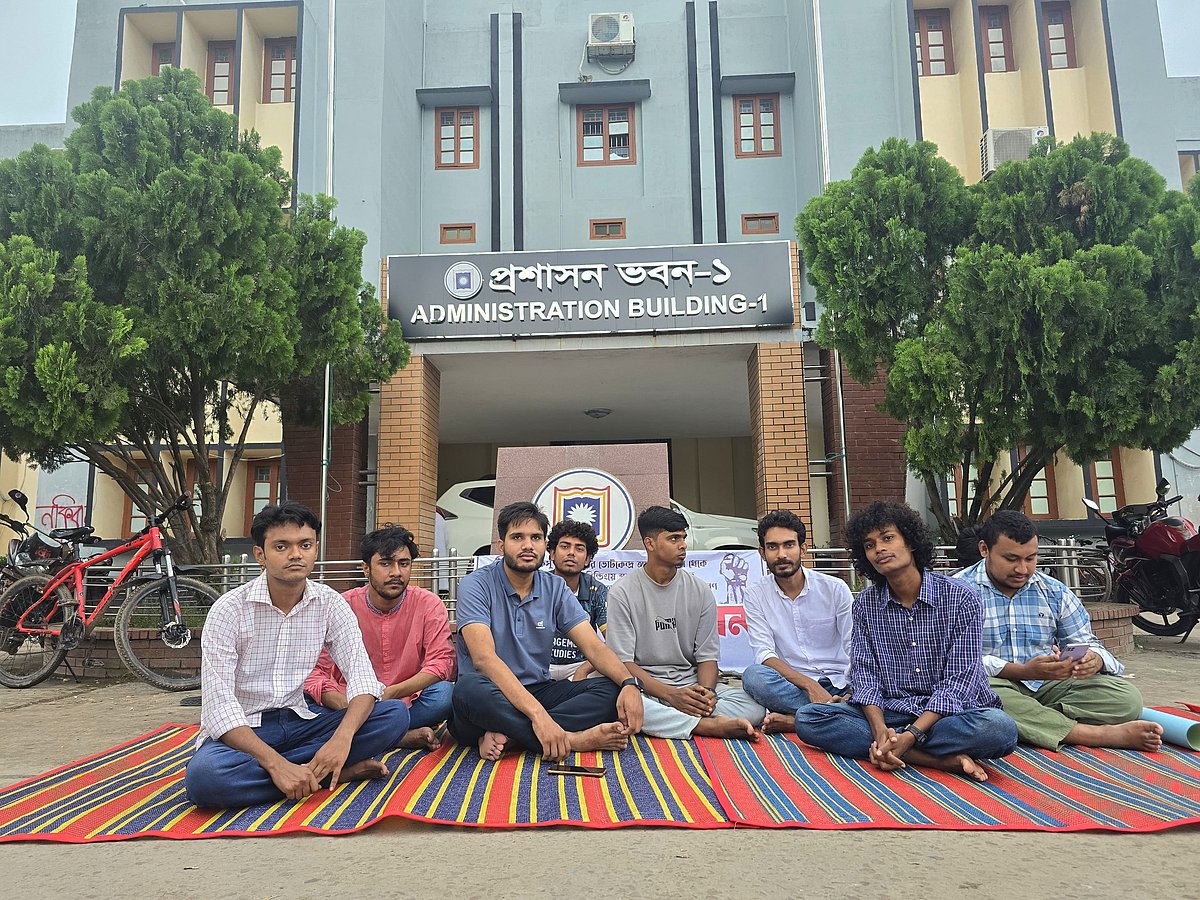 রাকসু নির্বাচনের ভোটকেন্দ্র একাডেমিক ভবনে স্থানান্তরসহ তিন দাবিতে গণ-অনশনে নেতা-কর্মীরা। বৃহস্পতিবার বিকেলে বিশ্ববিদ্যালয়ের প্রশাসনিক ভবন–১–এর সামনে