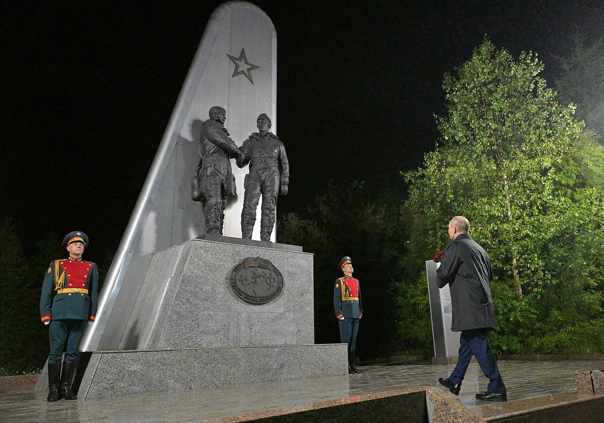 রাশিয়ার পূর্বাঞ্চলীয় বন্দরনগরী মাগাদানে নির্মিত রাশিয়ান–আমেরিকান সহযোগিতার স্মৃতিসৌধে ফুল দিচ্ছেন রুশ প্রেসিডেন্ট ভ্লাদিমির পুতিন। ১৬ আগস্ট, ২০২৫