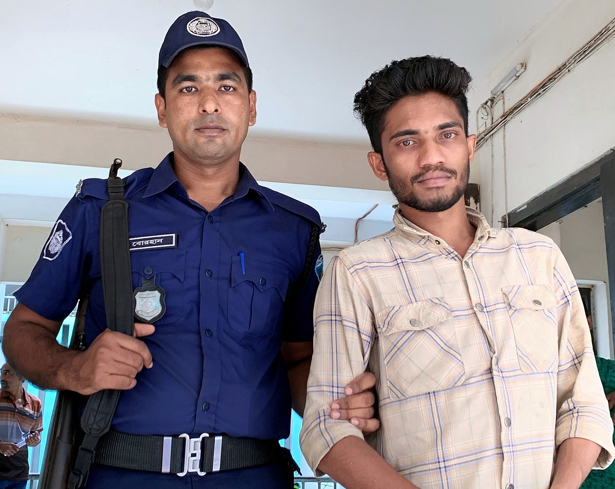 চাঁদাবাজির মামলায় গ্রেপ্তার ছাত্রদল নেতা ওবায়দুল ইসলাম। শুক্রবার বেলা ১১টার দিকে দেবীদ্বার থানায়