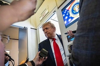 আলাস্কায় যাওয়ার পথে এয়ার ফোর্স ওয়ানে এ সাংবাদিকদের সঙ্গে কথা বলেন মার্কিন প্রেসিডেন্ট ডোনাল্ড ট্রাম্প। ১৫ আগস্ট ২০২৫