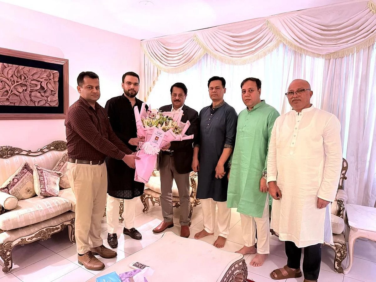 বিএনপি চেয়ারপারসন খালেদা জিয়ার জন্মদিন উপলক্ষে প্রধান উপদেষ্টা অধ্যাপক মুহাম্মদ ইউনূসের পাঠানো ফুলের তোড়া আজ শুক্রবার বিকেলে গুলশানে বিএনপি নেত্রীর বাসায় পৌঁছে দেন প্রধান উপদেষ্টার একান্ত সচিব সজীব এম খায়রুল ইসলাম এবং প্রধান উপদেষ্টার কার্যালয়ের পরিচালক মোহাম্মদ নাজমুল ইসলাম