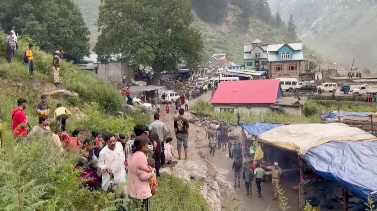 ভারতনিয়ন্ত্রিত কাশ্মীরের কিশতওয়ারে প্রবল বৃষ্টিতে সৃষ্ট প্রাকৃতিক বিপর্যয়ের পর সড়কে জড়ো হয় মানুষ। ১৪ আগস্ট, কাশ্মীর