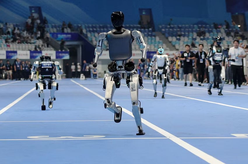 দৌড় প্রতিযোগিতায় অংশ নিয়েছে রোবট