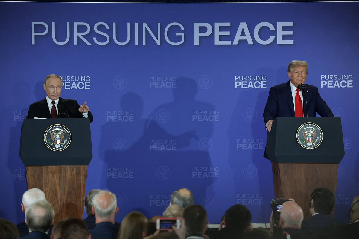 ইউক্রেন যুদ্ধ বন্ধের লক্ষ্যে টানা প্রায় তিন ঘণ্টার বৈঠকের পর যৌথ সংবাদ সম্মেলনে রাশিয়ার প্রেসিডেন্ট ভ্লাদিমির পুতিন (বাঁয়ে) ও যুক্তরাষ্ট্রের প্রেসিডেন্ট ডোনাল্ড ট্রাম্প। যুক্তরাষ্ট্রের আলাস্কা অঙ্গরাজ্যের অ্যাঙ্কোরেজ শহরের এলমেনডর্ফ–রিচার্ডসন সামরিক ঘাঁটিতে, ১৫ আগস্ট ২০২৫