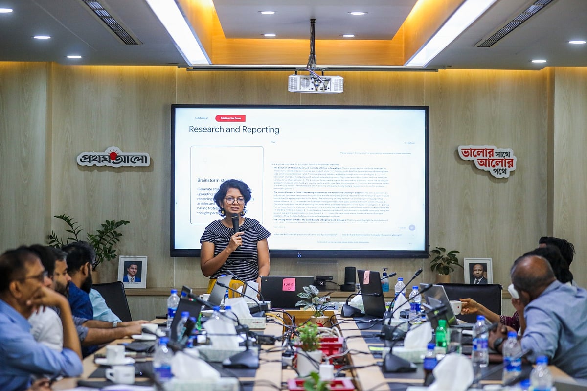 ‘ইনফরমেশন ক্রেডিবিলিটি অ্যান্ড এআই লিটারেসি ট্রেনিং’ শিরোনামে এআই টুলস ব্যবহারের ওপর প্রশিক্ষকদের প্রশিক্ষণ সভা। প্রথম আলো কার্যালয়, কারওয়ান বাজার, ঢাকা। ১৫ আগস্ট