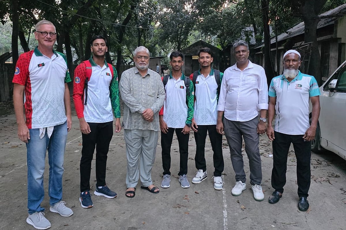 কানাডাগামী খেলোয়াড়দের সঙ্গে কোচ (সবার বাঁয়ে) ও আর্চারি ফেডারেশনের কর্মকর্তারা