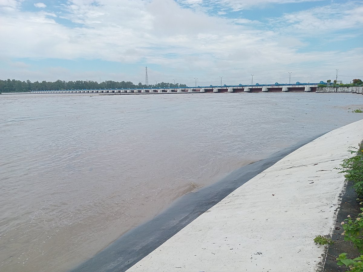 নীলফামারীতে তিস্তা নদীর পানি কমেতে শুরু করেছে। আজ শুক্রবার