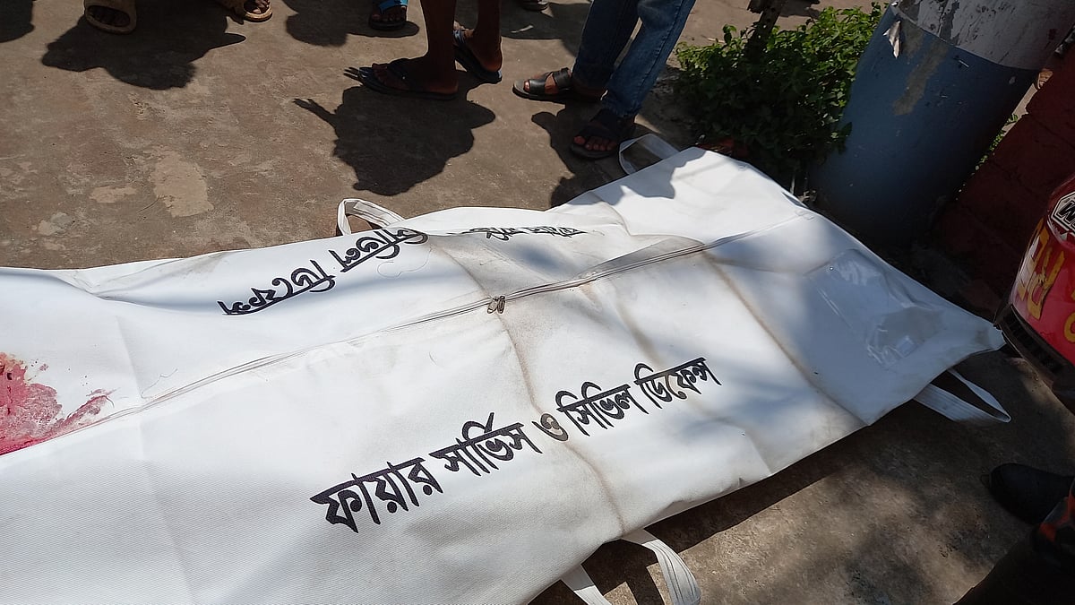 সড়ক দুর্ঘটনার পর নিহত মা ও ছেলের মরদেহ উদ্ধার করে ফায়ার সার্ভিস ও থানা-পুলিশ