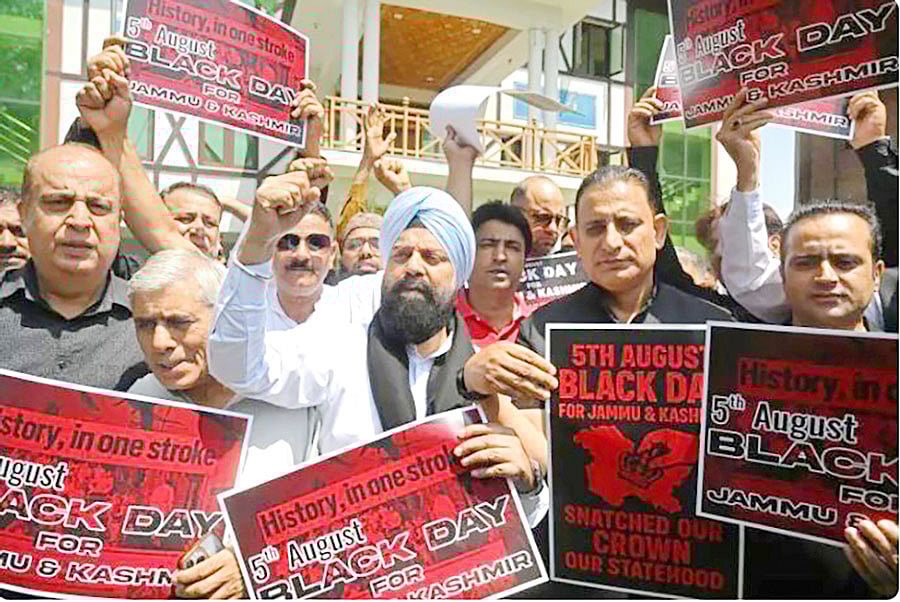 ৫ আগস্টকে কালো দিন হিসেবে পালন করে কাশ্মীরের মানুষ