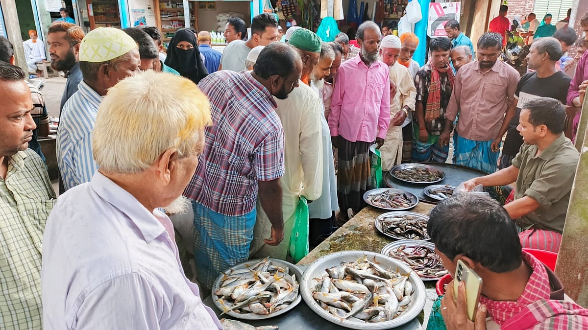 ধনাগোদা নদীর পাড়ে জমে ওঠা তাজা মাছের হাট। আজ শুক্রবার সকালে চাঁদপুরের মতলব উত্তর উপজেলার জনতা বাজার এলাকায়