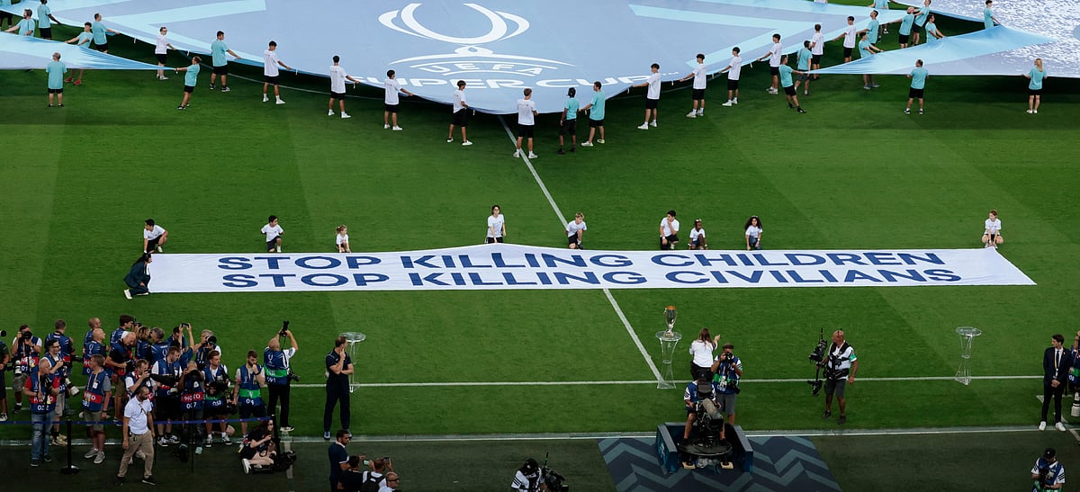 সুপার কাপে এই ব্যানার প্রদর্শনের ব্যাখা দিয়েছে উয়েফা