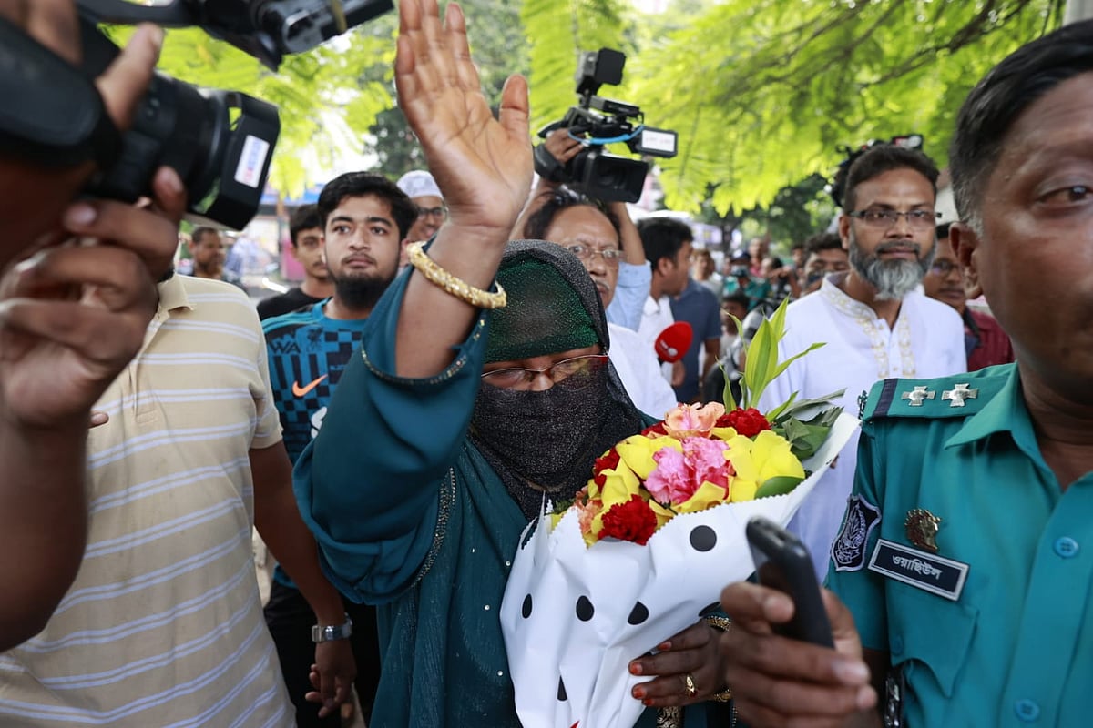 সকালে ধানমন্ডি ৩২-এ ফুল দিতে আসেন এই নারী