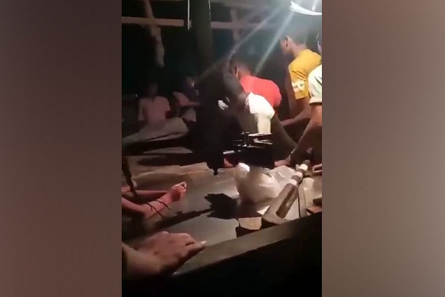 চোর সন্দেহে যুবককে উল্টো করে ঝুলিয়ে পিটুনির ভিডিও ছড়িয়েছে