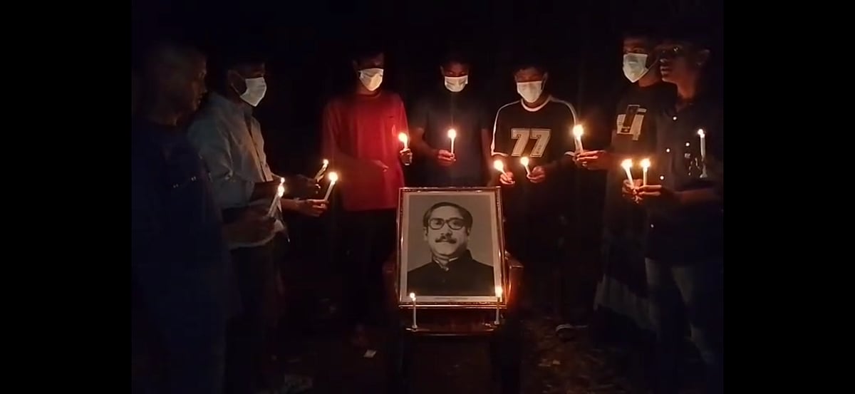 শরীয়তপুরে রাতে মাস্ক পরে বঙ্গবন্ধুর মৃত্যুবার্ষিকী পালন করেছে কয়েকজন ছাত্রলীগ কর্মী