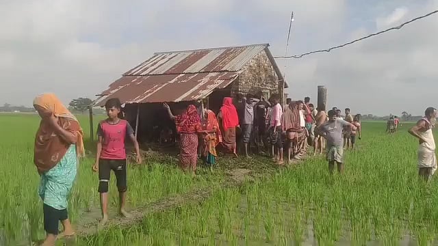 জয়পুরহাটের ক্ষেতলালের কলিঙ্গা গ্রামে গভীর নলকূপ ঘরের পাহারাদারকে হত্যা করেছে দুর্বৃত্তরা। স্থানীয় লোকজন লাশ দেখতে সেখানে ভিড় করেন। শুক্রবার সকালে