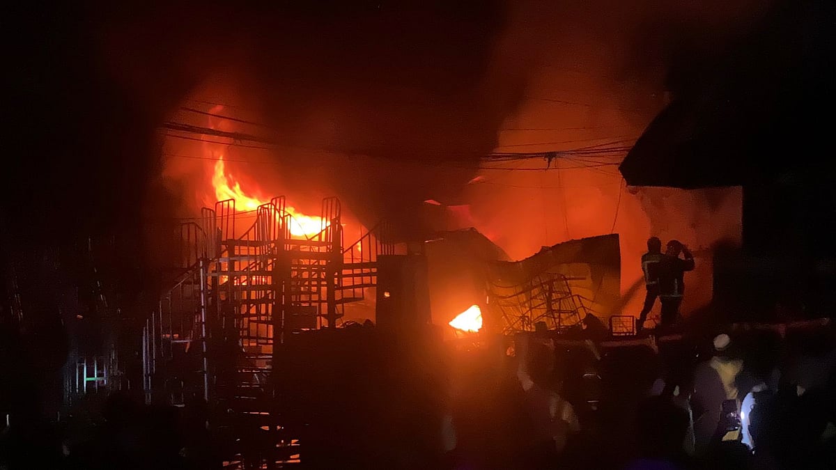 চট্টগ্রামের সীতাকুণ্ডে পুরোনো জাহাজের নিরাপত্তা সরঞ্জামের দোকানে অগ্নিকাণ্ড। আজ রাত সাড়ে ১০টায় ঢাকা–চট্টগ্রাম মহাসড়কের চেয়ারম্যানঘাটা এলাকায়