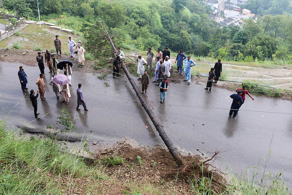 পাকিস্তানশাসিত কাশ্মীরের রাজধানী মুজাফ্‌ফরাবাদে ভারী বৃষ্টিতে গাছ পড়ে সড়ক বন্ধ হয়ে গেছে। সেখানে জড়ো হয়েছেন স্থানীয় বাসিন্দারা, ১৫ আগস্ট ২০২৫