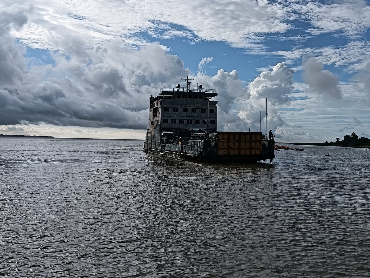 পদ্মা নদীতে পানি বৃদ্ধির সঙ্গে দেখা দিয়েছে তীব্র স্রোত। আজ শুক্রবার