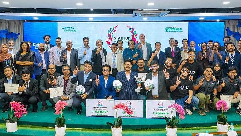 স্টার্টআপ ওয়ার্ল্ড কাপ বাংলাদেশ প্রতিযোগিতায় বিজয়ী দলের সদস্যদের সঙ্গে অতিথিরা