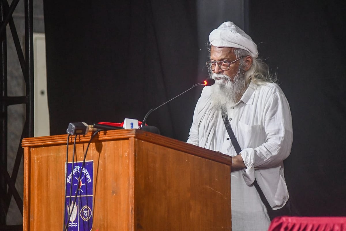 শিক্ষা, গবেষণা ও রাজনীতি: আসন্ন ডাকসু নির্বাচন’ শীর্ষক এই আলোচনা অনুষ্ঠানে বক্তব্য দেন ফরহাদ মজহার। টিএসসি, ঢাকা বিশ্ববিদ্যালয়। ১৬ আগস্ট