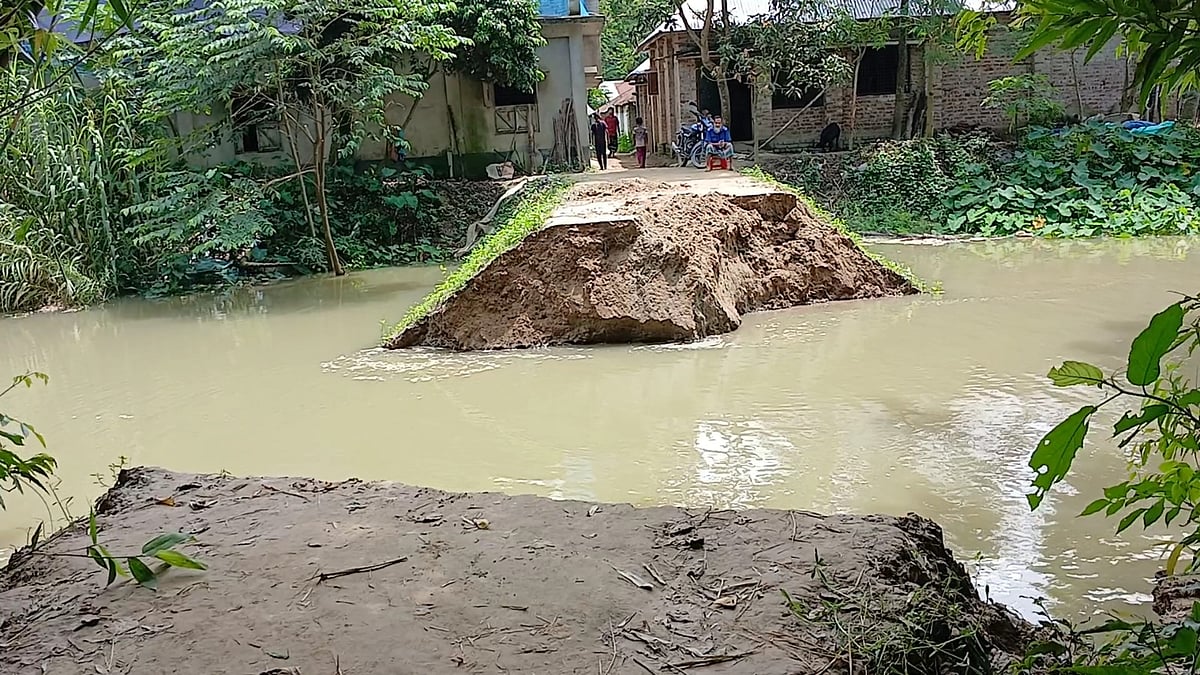 নওগাঁয় আত্রাই নদের বেড়িবাঁধ ভেঙে লোকালয়ে ঢুকেছে পানি। আজ শনিবার দুপুরে মান্দার চকরামপুর এলাকায়
