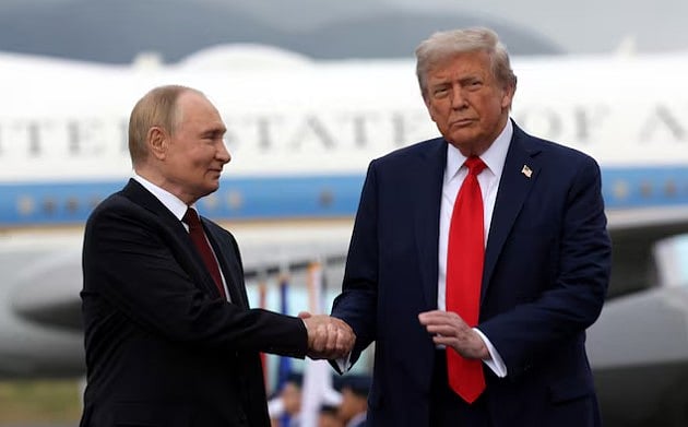 শুভেচ্ছা বিনিময় করছেন রুশ প্রেসিডেন্ট ভ্লাদিমির পুতিন ও মার্কিন প্রেসিডেন্ট ডোনাল্ড ট্রাম্প