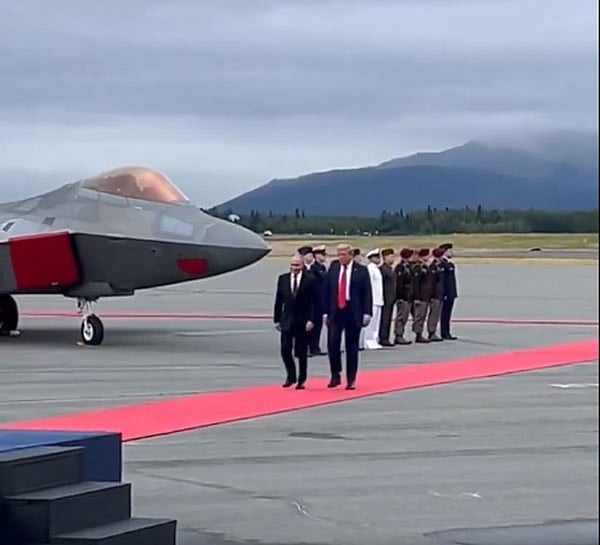 প্রেসিডেন্ট ডোনাল্ড ট্রাম্প ও ভ্লাদিমির পুতিন লালগালিচায় হেঁটে যাচ্ছেন