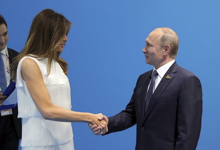 মার্কিন প্রেসিডেন্ট হিসেবে ডোনাল্ড ট্রাম্পের প্রথম মেয়াদে জি–২০ সম্মেলন চলাকালে শুভেচ্ছা বিনিময় করেন মেলানিয়া ট্রাম্প ও ভ্লাদিমির পুতিন