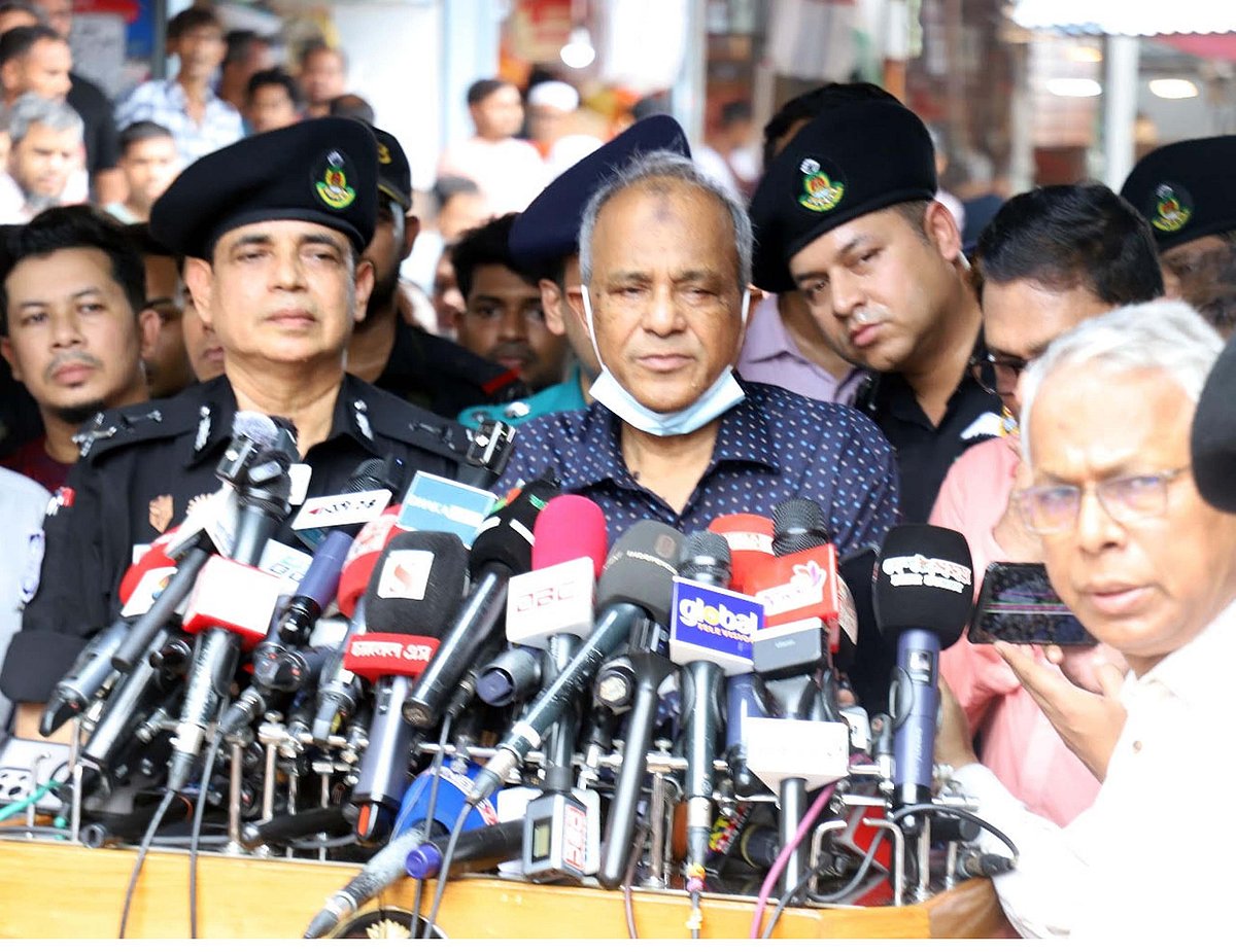 রাজধানীর মোহাম্মদপুর কৃষি মার্কেট পরিদর্শনের পর সাংবাদিকদের সঙ্গে কথা বলেন স্বরাষ্ট্র উপদেষ্টা জাহাঙ্গীর আলম চৌধুরী। ১৬ আগস্ট