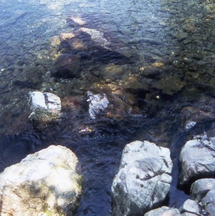 পাহাড় থেকে নেমে আসা অসংখ্য পাথর নদীর স্রোতে ভেসে চলে আসে সমতলে