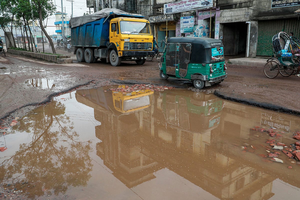 সড়কে সৃষ্ট বড় গর্তে জমে আছে পানি। গাড়ি চালাতে হিমশিম খাচ্ছেন চালকেরা। বৃহস্পতিবার বিকেল চারটায় চট্টগ্রাম নগরের সদরঘাট এলাকায়