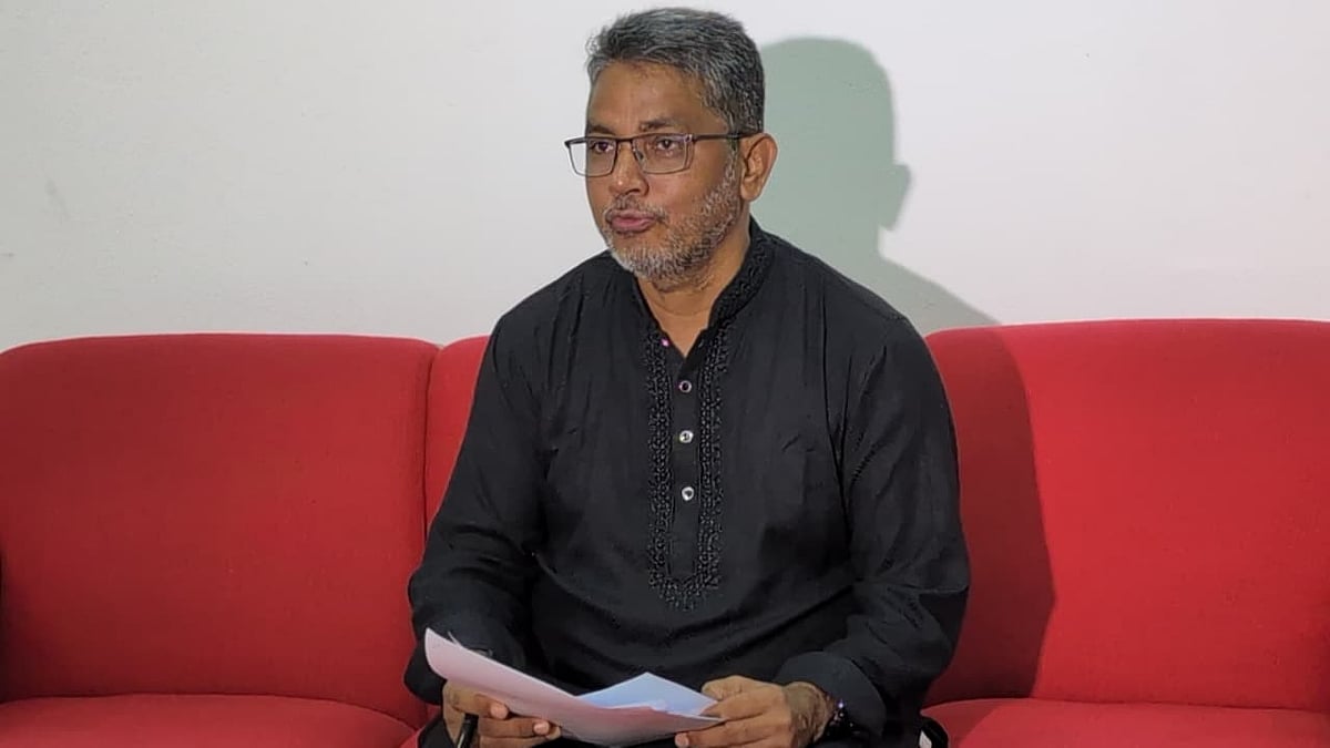 মনোনয়নপত্র সংগ্রহের বিষয়ে তথ্য জানাচ্ছেন ডাকসুর প্রধান রিটার্নিং কর্মকর্তা অধ্যাপক মোহাম্মদ জসীম উদ্দিন। আজ শনিবার বিশ্ববিদ্যালয়ের নবাব নওয়াব আলী চৌধুরী সিনেট ভবনে