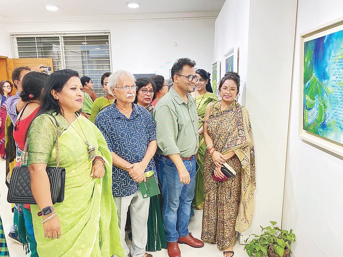 নারীশিল্পীদের সংগঠন 'কন্যা'র আয়োজনে শুরু হয়েছে 'কাজলরেখার দেশে' নামে শিল্পকর্ম প্রদর্শনী। গতকাল শনিবার প্রদর্শনীর উদ্বোধন করে শিল্পী ও অতিথিদের সঙ্গে শিল্পকর্ম দেখছেন বিশিষ্ট শিল্পী সৈয়দ আবুল বারক আলভী ধানমন্ডির সফিউদ্দীন শিল্পালয়ে।
