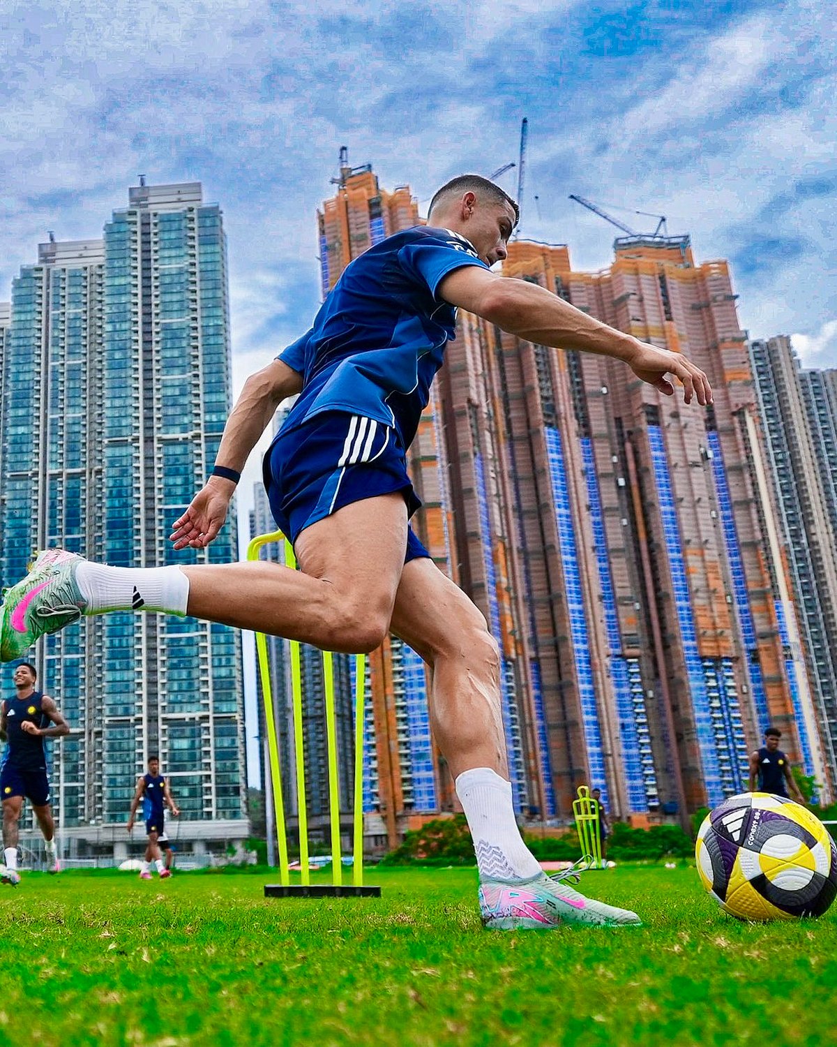 ‘শর্টকাট কোনো পথ নেই। কঠোর পরিশ্রমের বিকল্প নেই।’ অনুশীলনের এই ছবি দিয়ে এমন ক্যাপশনই লিখেছেন পর্তুগিজ মহাতারকা ক্রিস্টিয়ানো রোনালদো