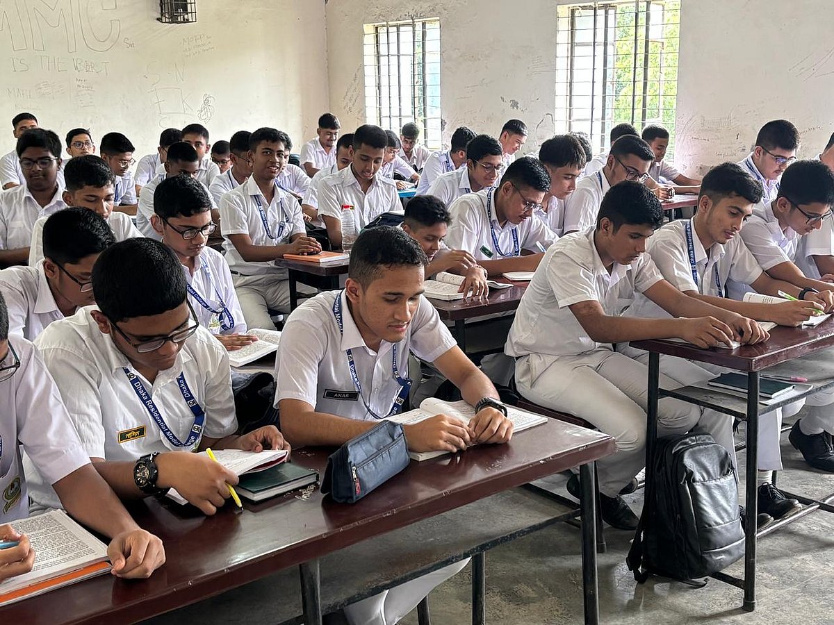 ঢাকা রেসিডেনসিয়াল মডেল কলেজের শিক্ষার্থী