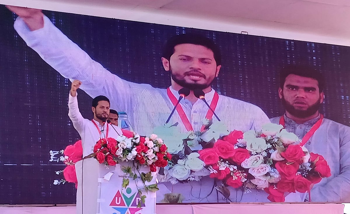 উলিপুরে কৃতী শিক্ষার্থী সংবর্ধনা অনুষ্ঠানে প্রধান অতিথির বক্তব্যে দিচ্ছেন ছাত্রশিবিরের সভাপতি জাহিদুল ইসলাম। শনিবার দুপুরে উলিপুর মহারাণী স্বর্ণময়ী স্কুল ও কলেজ মাঠে