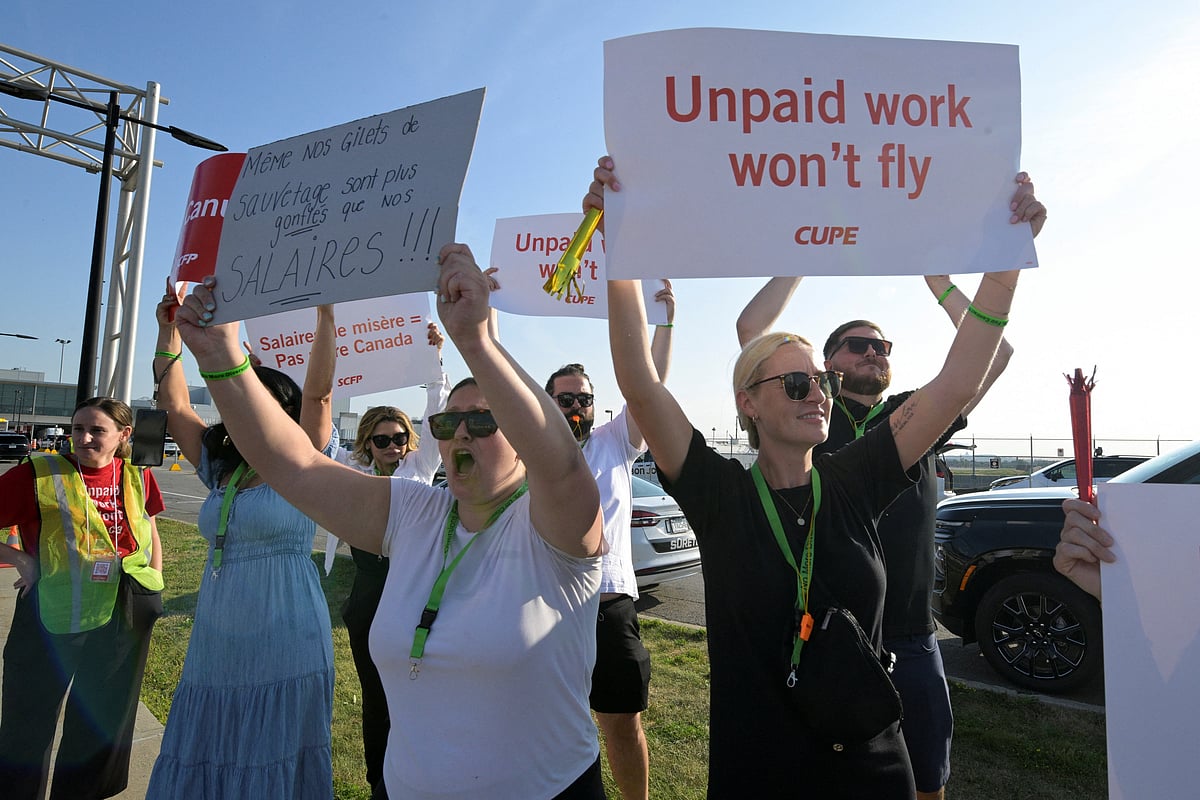 বেতন বৃদ্ধির দাবিতে এয়ার কানাডার কেবিন ক্রুরা ধর্মঘট পালন করছেন। কুইবেক, কানাডা