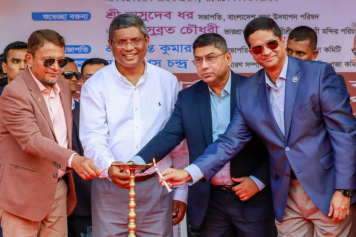 প্রদীপ প্রজ্বালনের মাধ্যমে জন্মাষ্টমীর মিছিলেন উদ্বোধন করেন বাঁ থেকে নৌবাহিনীর প্রধান অ্যাডমিরাল এম নাজমুল হাসান, মহানগর সর্বজনীন পূজা কমিটির সভাপতি জয়ন্ত কুমার দেব, সেনাবাহিনীর প্রধান জেনারেল ওয়াকার-উজ-জামান ও  বিমানবাহিনীর প্রধান এয়ার চিফ মার্শাল হাসান মাহমুদ খাঁন। রাজধানীর পলাশীর মোড়ে। ১৬ আগস্ট