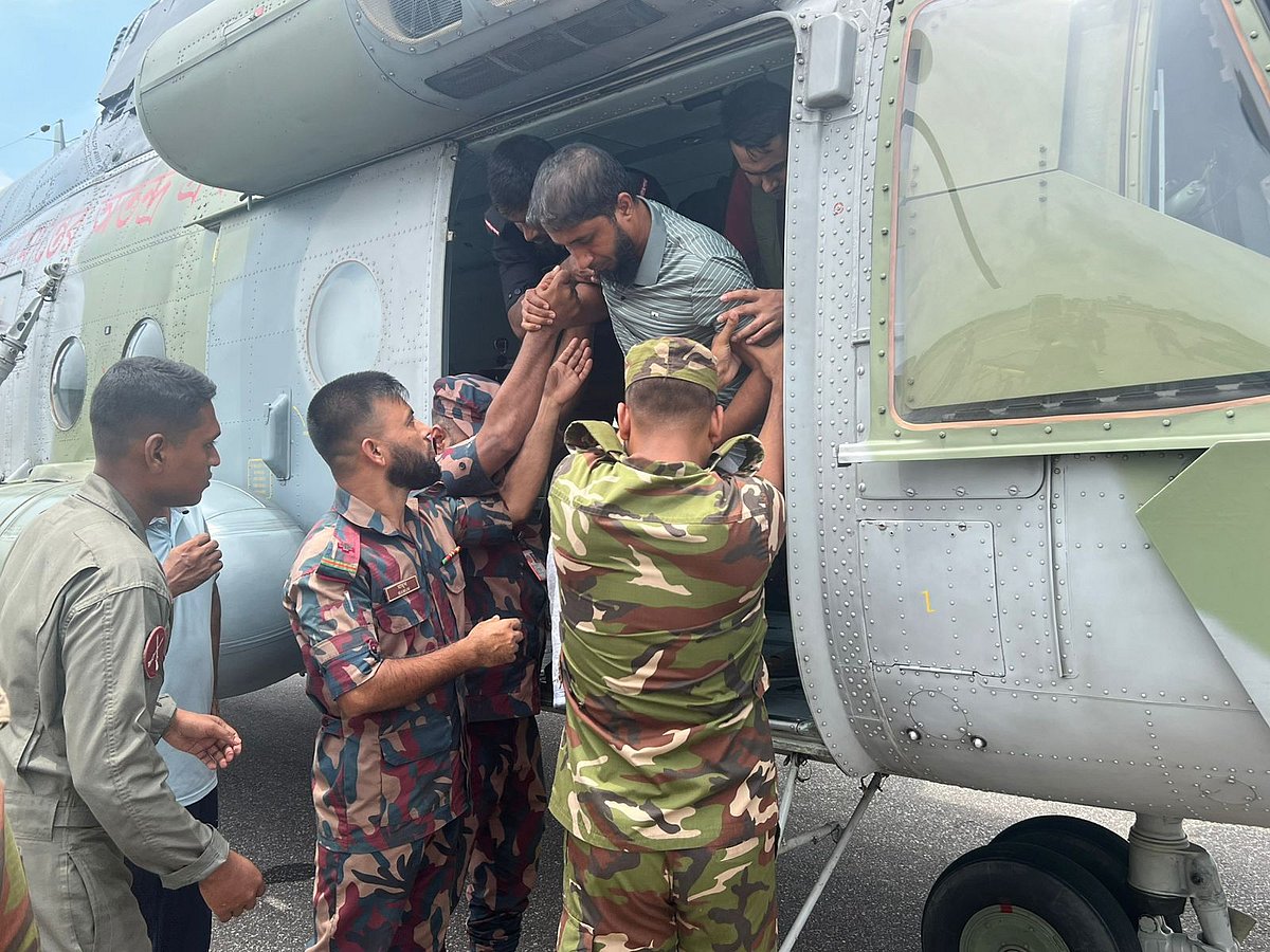 আহত একজনকে হেলিকপ্টার থেকে নামানো হচ্ছে