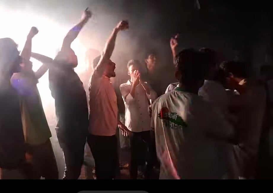 চাঁদপুর শহরের জেলা আওয়ামী লীগ কার্যালয়ে ১৫ আগস্ট একদল ছাত্র–জনতা মিউজিক পার্টির আয়োজন করে। গতকাল শুক্রবার রাতে