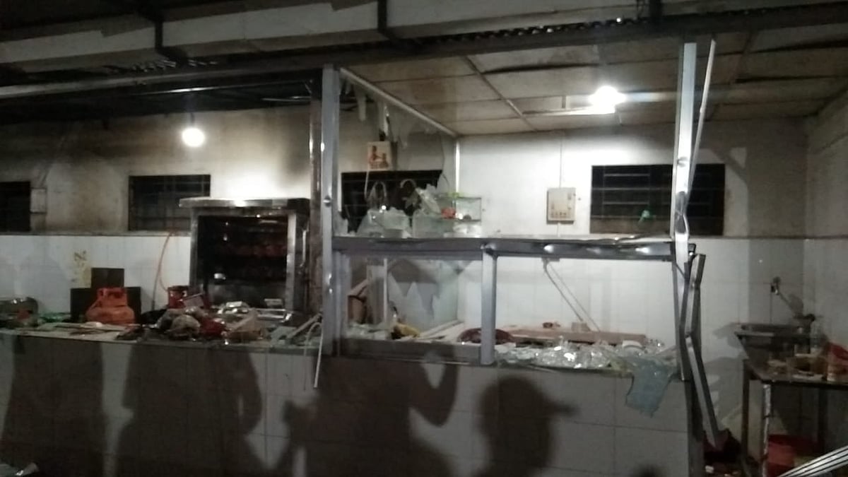 সংঘর্ষ চলাকালে একটি রেস্তোরাঁ ভাঙচুর করা হয়। গতকাল শুক্রবার রাতে লালাবাজার এলাকায়