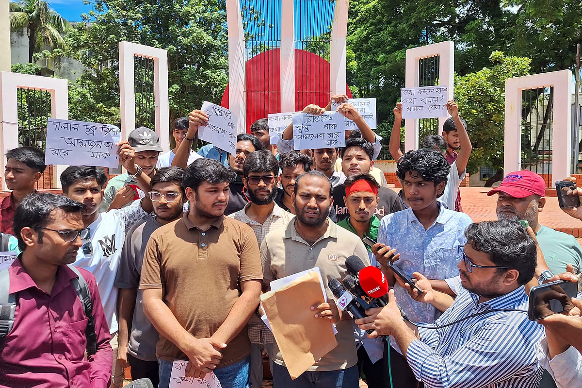 স্বাস্থ্য খাত সংস্কার আন্দোলনে হামলার প্রতিবাদে সংবাদ সম্মেলন করে আন্দোলনের অন্যতম নেতা মহিউদ্দিন রনি। কেন্দ্রীয় শহীদ মিনার, বরিশাল নগর, ১৬ আগস্ট