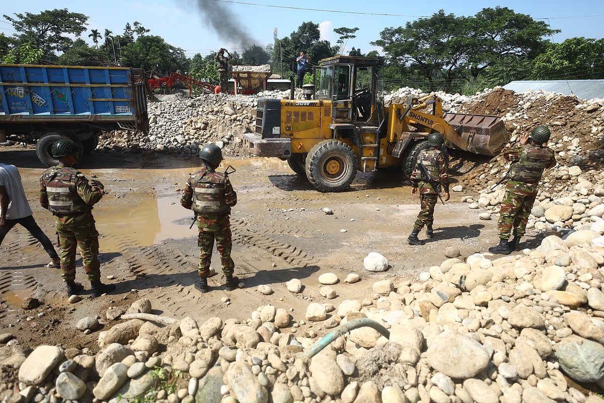 সিলেট সদরের ধোপাগুল এলাকায় পাথর ভাঙার কল ও আশপাশ এলাকার বাসাবাড়িতে অভিযান চালিয়ে পাথর উদ্ধার করা হয়েছে। আজ শনিবার বেলা আড়াইটার দিকে