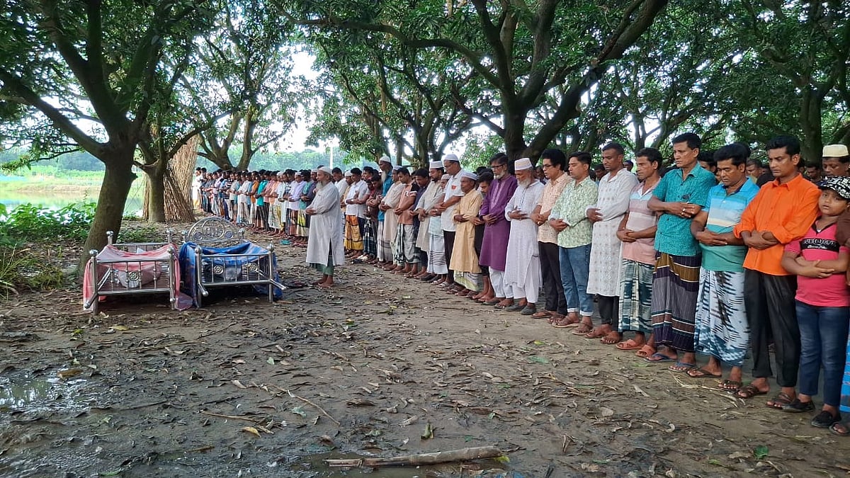 বাবা ও ছেলের জানাজা। আজ শনিবার বিকেলে রাজশাহীর পবা উপজেলার পারিলা ইউনিয়নের বামনশিখর গ্রামের একটি মাঠে